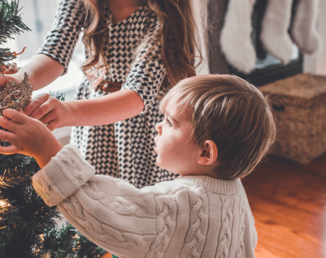 6 astuces pour gérer le sommeil de bébé pendant les fêtes