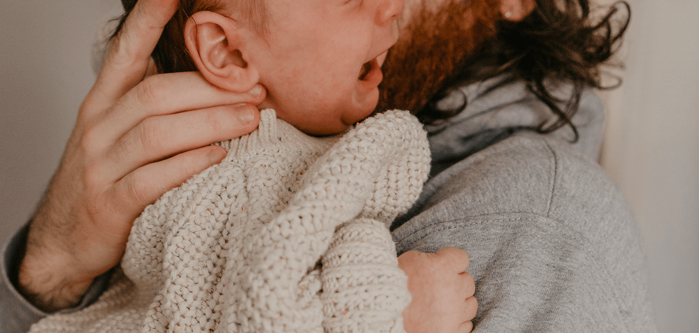 Bébé ne peut s’endormir qu’avec un seul de ses parents. Comment l’aider ?