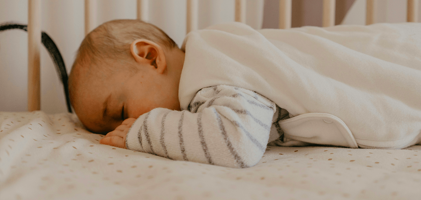 Comment faire quand bébé dort sur le ventre ?